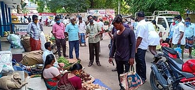 கம்பம் பூங்கா திடலில் காய்கறி கடைகள்: சமூக இடைவெளி கடைபிடிக்காததால் கரோனா அபாயம்