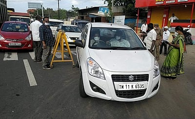 காஞ்சிபுரம் மாவட்டத்தின் சோதனைச்சாவடிகளில் தீவிர சோதனைக்கு பிறகே அனுமதிக்கப்படும் வாகனங்கள்