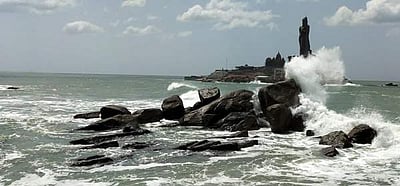 குமரி முக்கடல் சங்கமம் பகுதியில் கடல் சீற்றம்