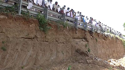 சேதமடைந்த கரைகளை சரிசெய்யாததால் பொதுமக்கள் சாலை மறியல்