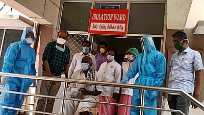 அருப்புக்கோட்டை அரசு மருத்துவமனையில் கரோனாவில் இருந்து மீண்ட 80 வயது முதியவர்