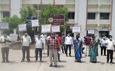 மதுராந்தகத்தில் நியாய விலைக்கடை பணியாளர்கள் ஆர்ப்பாட்டம்