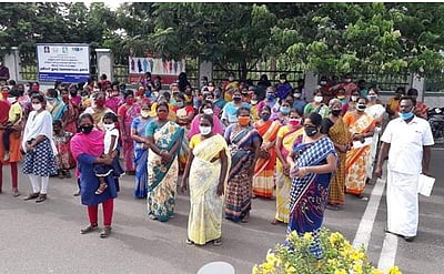 திருப்பூர் ஆட்சியர் அலுவலகத்தில் காத்திருப்பு போராட்டத்தில் ஈடுபட்ட பெண்கள்