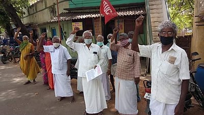 பவானியில் கைத்தறி ஜமக்காள நெசவுத் தொழிலாளர்கள் ஆர்ப்பாட்டம்