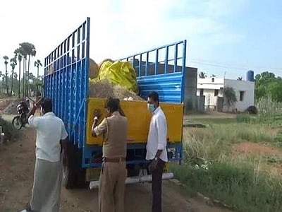ஓமலூர் அருகே 6000 கிலோ ரேஷன் அரிசி, 2 லாரிகள் பறிமுதல்: கடத்தல்காரர்கள் தப்பி ஓட்டம்
