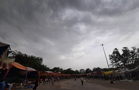 தில்லியில் வெப்பத்தைத் தணித்த மழை!