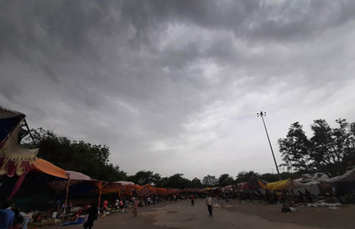 தில்லியில் வெப்பத்தைத் தணித்த மழை!