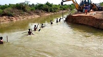 அறந்தாங்கி அருகே கல்லணை கால்வாயில் உடைப்பு:  உடைப்பை சரி செய்யும் முயற்சியில் விவசாயிகள் 