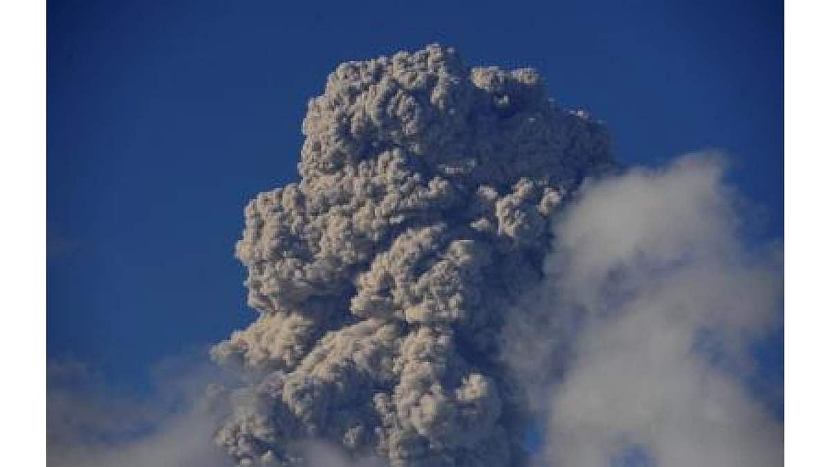 இந்தோனேசியாவில் எரிமலைச் சீற்றம்: விமானங்களுக்கு எச்சரிக்கை அறிவிப்பு