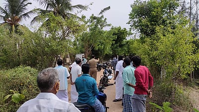 வேதாரண்யம் பகுதியில் ஒரே நாளில் 7 பேருக்கு கரோனா தொற்று: பொதுமக்கள் எதிர்ப்பால் 4 இடங்களில் டாஸ்மாக் கடைகள் மூடல்