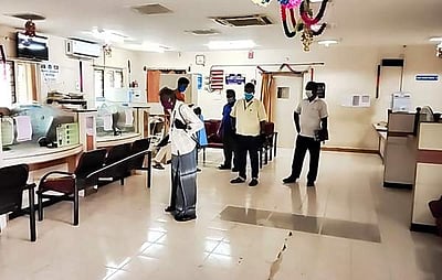 மயிலம் அருகே வங்கி காசாளருக்கு கரோனா: வங்கி மூடல்