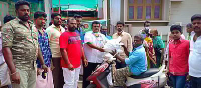 கம்பத்தில் நாம் தமிழர் கட்சியினர் சார்பில் மாற்றுத்திறனாளிகளுக்கு கரோனா நிவாரண உதவிகள் வழங்கல்