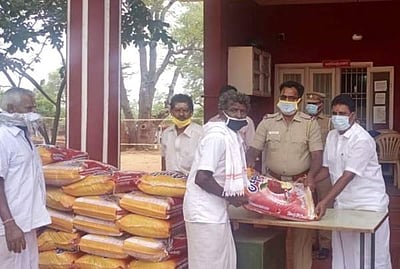 தெருக்கூத்து கலைஞர்களுக்கு நிவாரணப் பொருள்கள் வழங்கல்