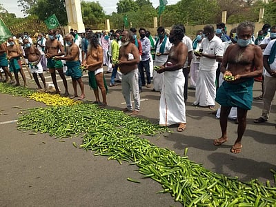 திருச்சி மாவட்ட ஆட்சியர் அலுவலகத்தில் விவசாயிகள் அரைநிர்வாண போராட்டம்
