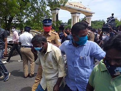 திருச்சி மாவட்ட ஆட்சியர் வளாகத்தில் தற்கொலைக்கு முயன்ற தூய்மைப் பணியாளர்