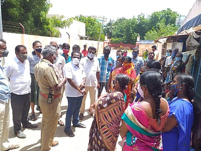 திருச்சியில் உயர்நிலைப்பள்ளி உள்ளிட்ட 5 இடங்களை தனிமைப்படுத்தும் மையமாக்க பொதுமக்கள் எதிர்ப்பு