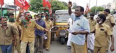 பெரம்பலூரில் ஆட்டோவை கயிறு கட்டி இழுத்துப் போராட்டத்தில் ஈடுபட்ட ஓட்டுநர்கள்