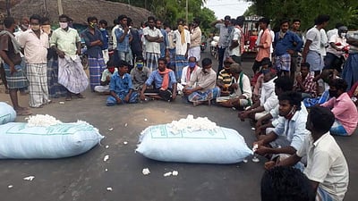 பருத்திக்கு உரிய விலை கொடுக்காததால் விவசாயிகள் சாலை மறியல்