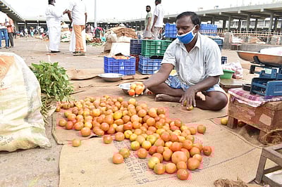 வரத்து குறைவால் ஈரோடு நேதாஜி காய்கறி மார்க்கெட்டில் தக்காளி விலை திடீர் உயர்வு  