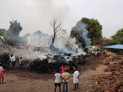 தாரமங்கலம் மரக்கடையில் பயங்கர தீ விபத்து 