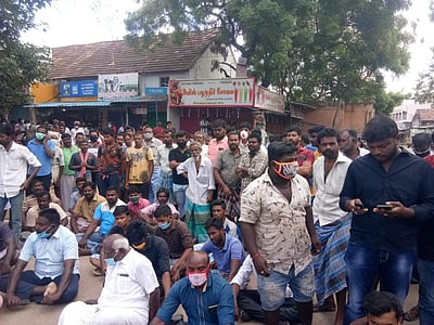 சிறையில் தந்தை, மகன் மரணம்: பொதுமக்கள் சாலை மறியல்