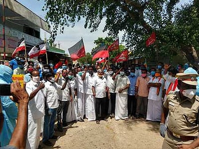 விழுப்புரம் அருகே மணல் குவாரி முற்றுகை: 40 போ் கைது