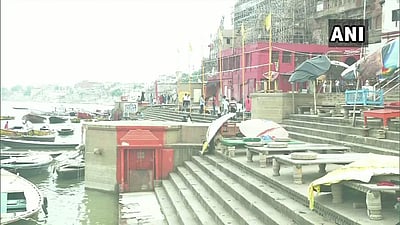 வாராணசி: கங்கை நதியில் படகுச் சேவை மீண்டும் தொடங்கியது