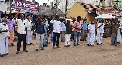 காவல்துறையைக் கண்டித்து மன்னார்குடியில் வணிகர்கள் ஆர்ப்பாட்டம்