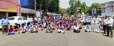 ஆக்கிரமிப்புகளை அகற்றக் கோரி சாலை மறியல்