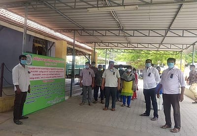 திருப்பூர்: வருவாய்த்துறை அலுவலர்களின் கருப்புப் பட்டை போராட்டம் தொடங்கியது