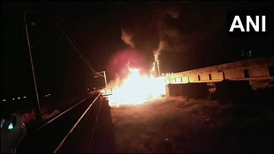 ஆந்திரத்தில் சரக்கு ரயில் தடம் புரண்டு விபத்து; 3 பெட்டிகள் தீ பிடித்தன