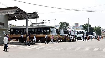 மாவட்டம் விட்டு மாவட்டம் போக்குவரத்திற்கு தடை: ஈரோட்டில் குறைந்த எண்ணிக்கையில் இயங்கிய பேருந்துகள்