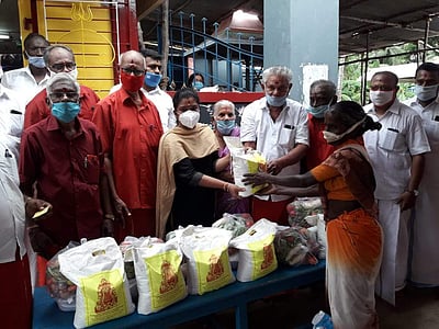 கூத்தாநல்லூர் ஆதிபராசக்தி மன்றத்தினர் ரூ. 1 லட்சம் நிவாரணப் பொருள் வழங்கினர்