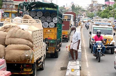 தேனியில் ஊரடங்கு கட்டுப்பாடு: வழக்கம் போல வாகனப் போக்குவரத்து