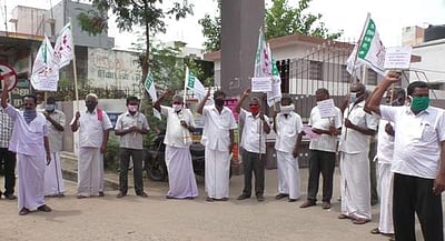மணப்பாறையில் பால் உற்பத்தியாளர்கள் வட்டாட்சியர் அலுவலகம் முன்பு ஆர்ப்பாட்டம்