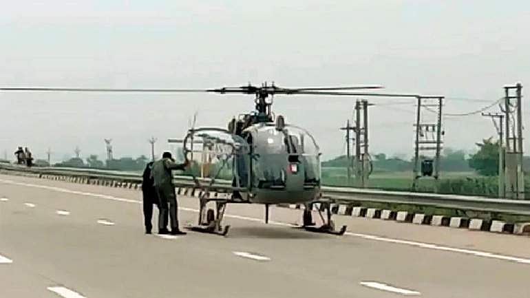 ஹரியாணாவில் சாலையில் தரையிறக்கப்பட்ட விமானப்படை ஹெலிகாப்டர்!