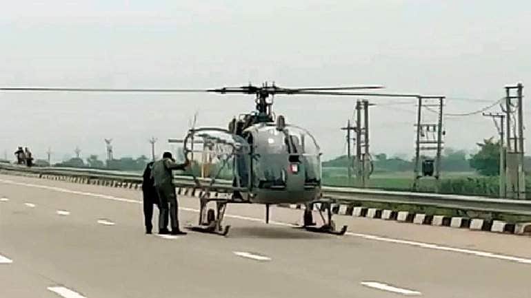 ஹரியாணாவில் சாலையில் தரையிறக்கப்பட்ட விமானப்படை ஹெலிகாப்டர்!