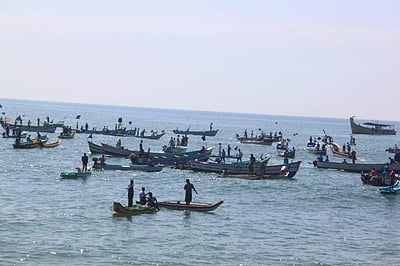 புதுச்சேரி மீனவர்கள் கடலில் கருப்புக் கொடி ஏந்தி போராட்டம்