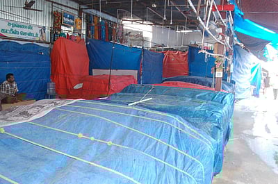 ஈரோட்டில் கனி மார்க்கெட், ஜவுளிச் சந்தை இன்று செயல்படவில்லை