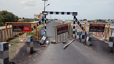 பவானி - குமாரபாளையத்தில் காவிரி ஆற்றின் பழைய, புதிய பாலங்கள் மூடல்