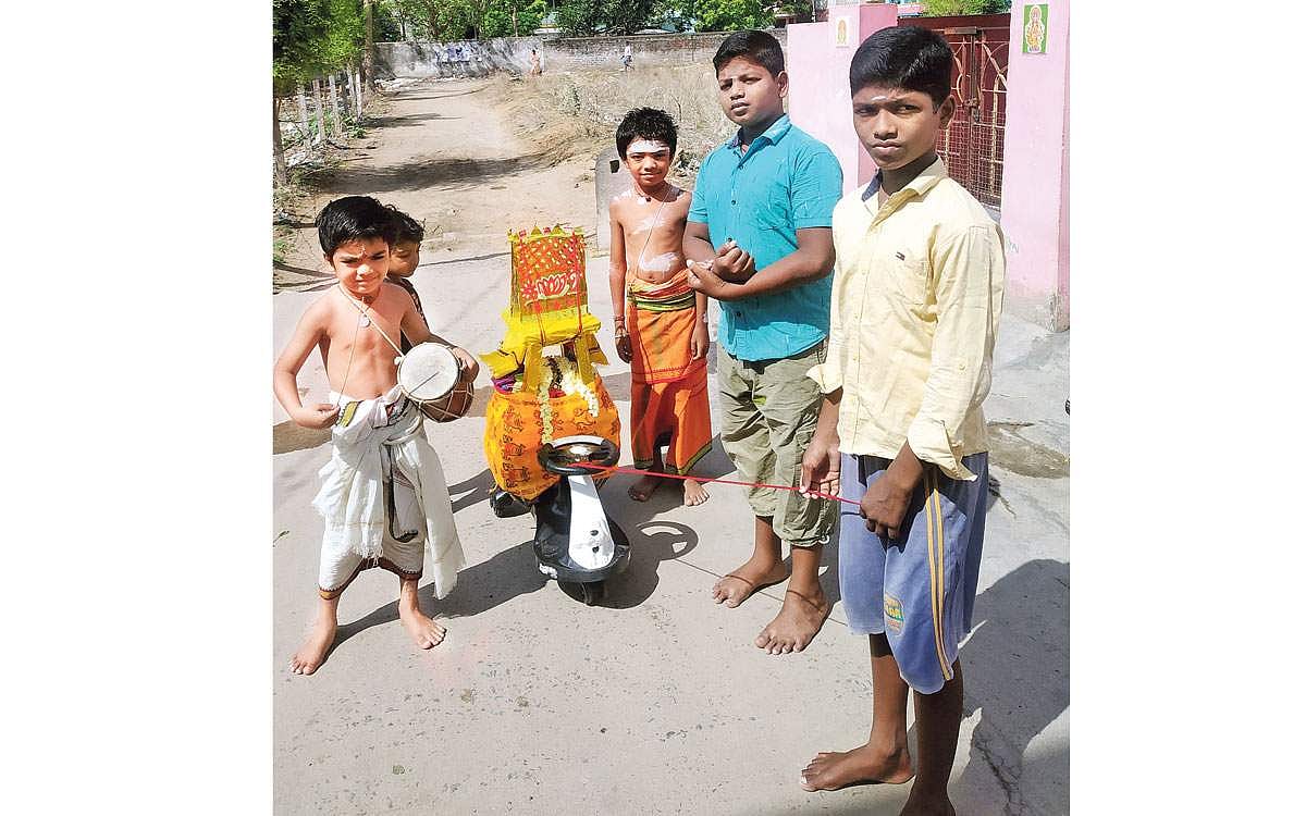 சிறுவர்கள் நடத்திய சிறப்புத் திருவிழா!