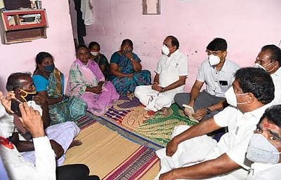 சாத்தான்குளம் சம்பவம்: உயிரிழந்த தந்தை, மகன் குடும்பத்திற்கு தமிழக அரசு சார்பில் ரூ.20 லட்சம் நிதியுதவி வழங்கல்