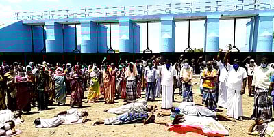 அடப்பாற்றில் தண்ணீா் திறக்கக் கோரி ஆா்ப்பாட்டம்