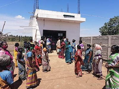 கரோனா பரவல்: மதுபான கடையை மூட சொல்லி  பொதுமக்கள் முற்றுகை போராட்டம்