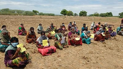 சாயல்குடி அருகே பயிர் இன்சூரன்ஸ் தொகை வழங்கக்கோரி விவசாயிகள் நூதன போராட்டம்