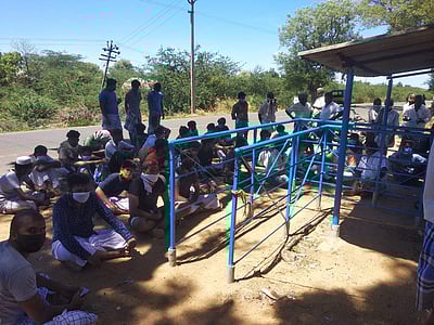 பெருவாகோட்டையில் கரோனா பரவல்: அரசு மதுபானக் கடையை மூடக்கோரி பொதுமக்கள் முற்றுகை 