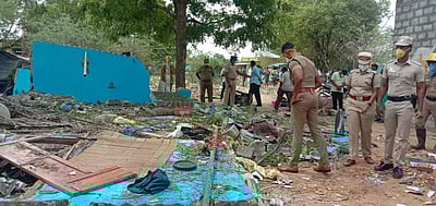 வாலாஜாப்பேட்டை அருகே நாட்டு வெடிகுண்டு வெடித்து வீடு தரைமட்டம்: ஒருவர் பலி, 5 பேர் படுகாயம்