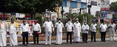 காங்கிரஸ் கட்சியினா் ஆா்ப்பாட்டம்: 12 போ் கைது