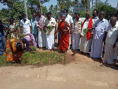 சாலை சீரமைக்காததைக் கண்டித்து நாற்று நடும் போராட்டம்