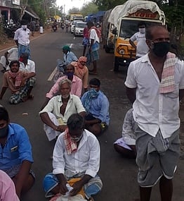 பருத்தி விவசாயிகள் சாலை மறியல்